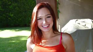 Jodi Taylor lui offre une belle pipe !