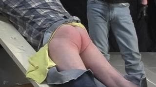 Il se prend des doigts dans le cul