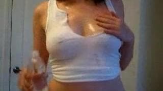 Striptease et caresses pour une teen en rut !