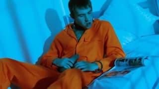 Un prisonnier chanceux dans sa cellule