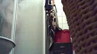 Cette jolie nana se filme sous la douche