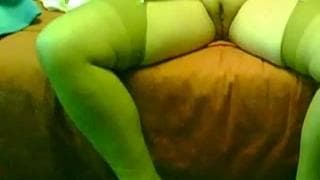 Elle va se faire du bien avec un gode