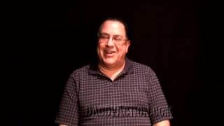 Papis présente son sexe lors d'une branlette