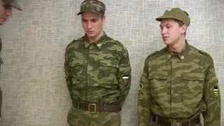 3 petits jeunes à l'armée s'envoient en l'air