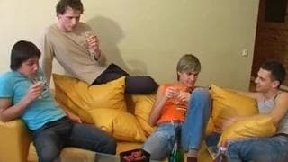 Quand deux mecs bourrés s'enculent bien !