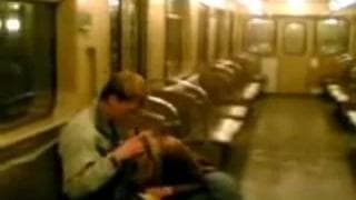 Un couple dans le métro et une pipe