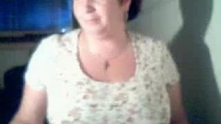 Quand une maman exhibe sa poitrine sur internet