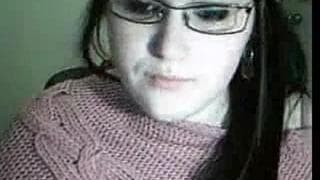 Une teen ronde exhibe sa grosse poitrine !