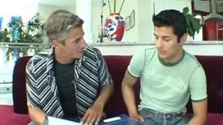 Il n'est pas concentré sur ce qu'il lui dit