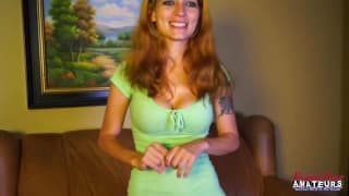 Naela se présente à sa porte