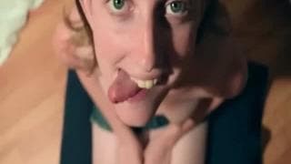 Jeune blonde lui taille une belle pipe !