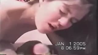 Madame suce bien son mec et le fait jouir !