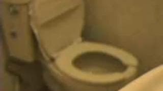 Cette femme fait ses besoins