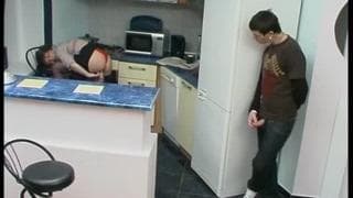 Un petit jeune lime une mature sexy