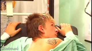 Il démonte la chatte d'un pote