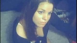 Cette femme joue avec sa chatte