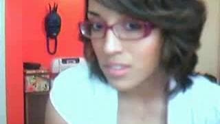 Jeune femme bien bandante devant sa webcam