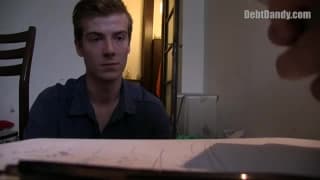 Il s'accroche à sa queue et se fait plaisir