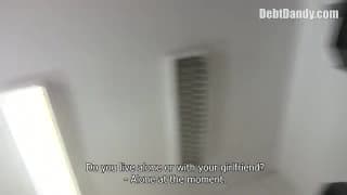 Il baise pour gagner un peu d'argent de poche