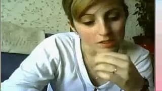 Cette teen montre ses formes devant la webcam