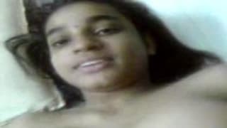 Il baise avec sa copine et filme en même temps