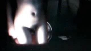 Jolie asiatique poilue devant sa webcam