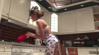 Madame s'enfonce un gros gode dans le cul !