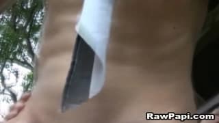 Des homos se démontent l'anus dans les bois