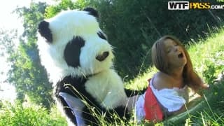 Elle aime les pandas et baiser avec