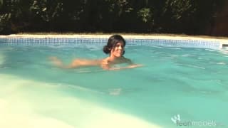 Madison Parker se touche en extérieur