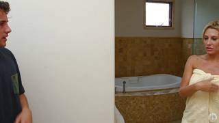 Jennifer est blonde et a des gros seins