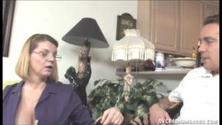 Une blonde mature qui s'éclate avec un pénis