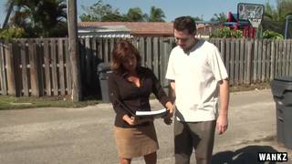 Tara Holiday fait tout pour réaliser une vente