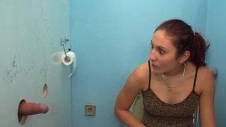 Simona une jeune rousse pour un gloryhole