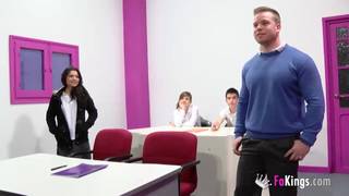 Ainara Reina avec une amie pour une scène XXX