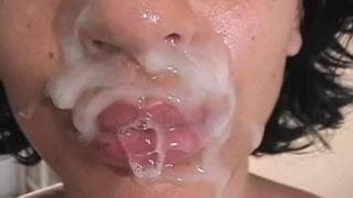 Une jeune brésilienne qui adore le foutre !