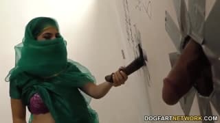 Nadia Ali une beurette en rut pour un gloryhole