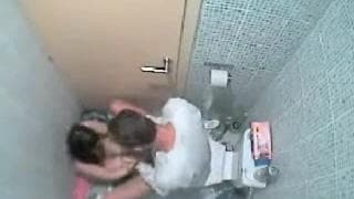 Cette nana est délicieuse et offre une pipe