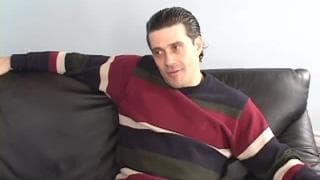 Ce beau gay caresse sa grosse bite pour vous