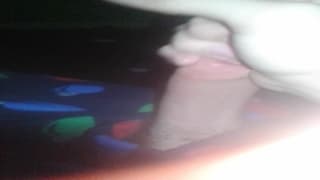 Un amateur se masturbe tranquillement
