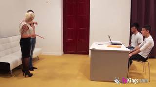 Gina va donner des cours à ces deux jeunots