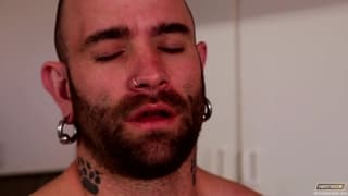 Damian Brooks suce tranquillement Saw Swift