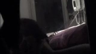 Une amatrice ultra bandante derrière une vitre