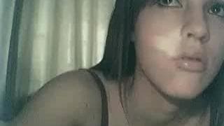 Brunette bandante qui se gode l'anus