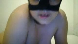 Une femme ronde et brune se fait masturber !