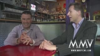 Rachel Evans se tape une nana dans un bar