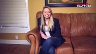 Cette blonde passe un casting porno excitant