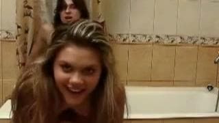 Jeune couple amateur qui aime la levrette