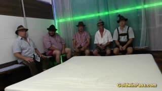 deux jolies teen baisées dans un Gang Bang deux jolies teen baisées dans un Gang Bang