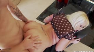 Angel Vain est une sacrée salope qui s'éclate